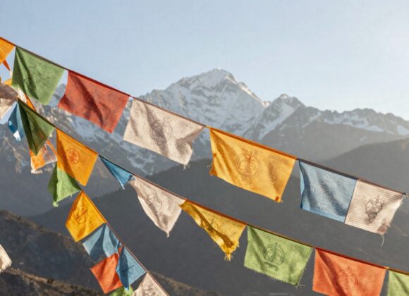 Cavalo do Vento nas bandeiras tibetanas: mito e símbolos Cavalo do Vento nas bandeiras tibetanas simbolizando proteção e liberdade em meio às montanhas do Himalaia